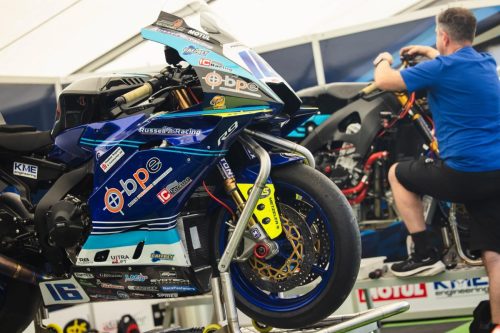 BPE Russell Racing Rennmaschine Nr. 16 in Blau im Paddock – Isle of Man TT 2026