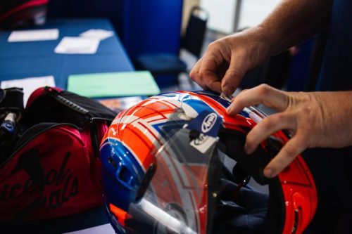 Arai Rennhelm in Rot-Blau wird bei der Helmkontrolle vorbereitet – Isle of Man TT 2026 Scrutineering