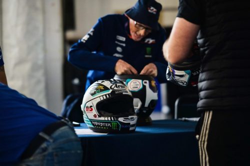 Arai Helm mit Monster Energy Branding bei der Helmkontrolle – Isle of Man TT 2026 Scrutineering