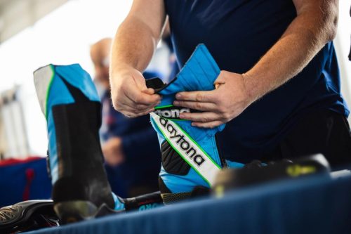Blaue Daytona Rennstiefel bei der offiziellen Ausruestungskontrolle – Isle of Man TT 2026 Scrutineering