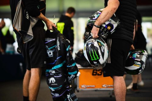 Ausruestung von Jeff Cox Nr. 63 mit Monster Energy Helm und Lederkombi – Isle of Man TT 2026 Scrutineering