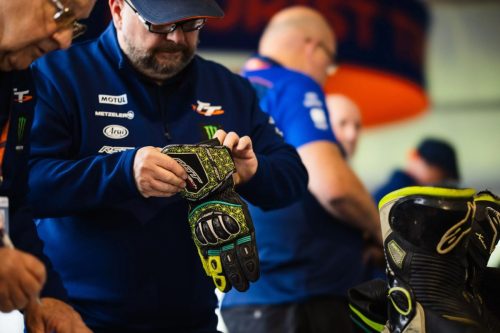 Offizieller Pruefer kontrolliert RST Rennhandschuhe bei der Ausruestungskontrolle – Isle of Man TT 2026