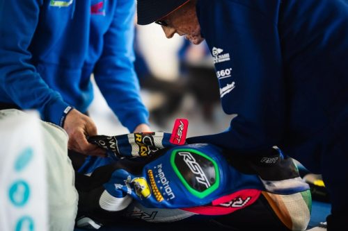 RST Reaction Rennlederkombi bei der offiziellen Ausruestungskontrolle – Isle of Man TT 2026 Scrutineering