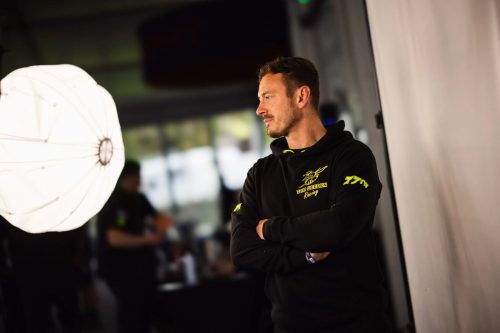 Tom Weeden im Tom Weeden Racing Hoodie Nr. 17 im Fahrerlager – Isle of Man TT 2026
