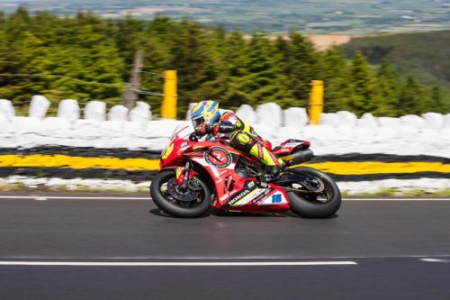 Startnummer 16 auf roter Honda Superbike bei Highspeed mit Bewegungsunschaerfe auf dem Mountain Course – Isle of Man TT 2026 Free Practice