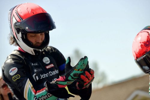 Seitenwagenfahrer mit rotem Airoh Helm und John Darke Racing Lederkombi zieht Handschuhe an – Isle of Man TT 2026 Free Practice