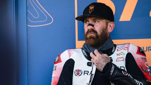 Jamie Coward im Porträt im Fahrerlager der Isle of Man TT 2026 – Rapid Honda Pilot in RST-Lederkombi