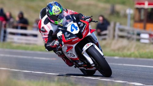 Jamie Coward auf der Rapid Honda in Schräglage – Isle of Man TT 2026 Supersport Qualifying auf dem Mountain Course