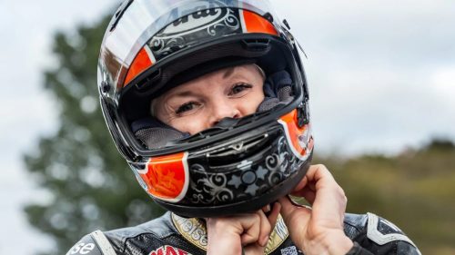 Maria Costello MBE setzt ihren Arai-Helm auf – Porträt Isle of Man TT 2026
