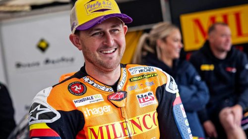 Mitch Rees im Paddock in Milenco-Padgetts-Teamkleidung – Porträt Isle of Man TT 2025 Newcomer