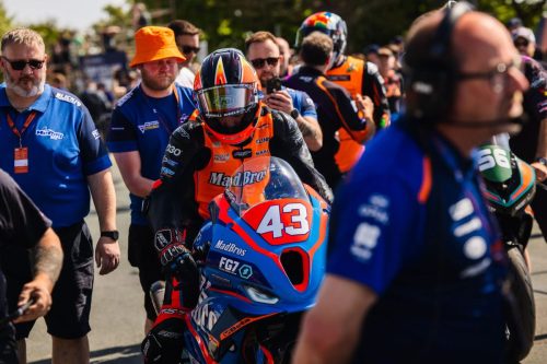David Montgomery Startnummer 43 Mad Bros Racing im Fahrerlager der Isle of Man TT 2026 – Newcomers Speed Controlled Lap Vorbereitung