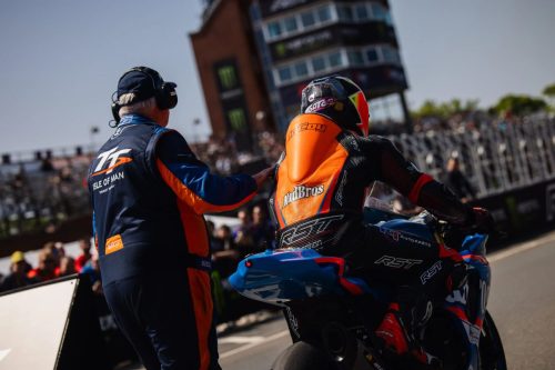 David Montgomery Nr 43 Mad Bros Racing wird von TT-Offiziellem am Start angeschoben – Isle of Man TT 2026 Newcomers Grandstand und Zeitnahmeturm