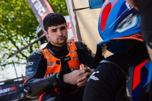 Portraet David Montgomery ohne Helm im Gespraech – Mad Bros Racing RST-Lederkombi Richard McGaw Sponsor Isle of Man TT 2026 Newcomers Fahrerlager