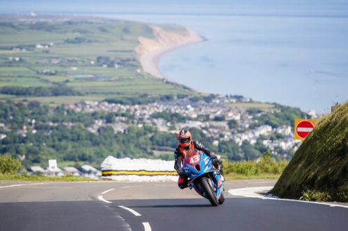 David Montgomery Nr 43 Mad Bros Racing auf dem Mountain Course mit spektakulaerem Kuestenpanorama – Isle of Man TT 2026 Newcomers Speed Controlled Lap Frontansicht