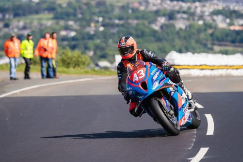 David Montgomery Nr 43 Mad Bros Racing in Schraege auf dem Mountain Course – Isle of Man TT 2026 Newcomers Speed Controlled Lap Streckenposten in Warnwesten