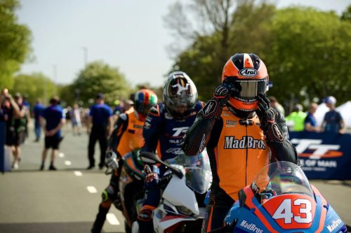 David Montgomery Nr 43 Mad Bros Racing am Start schliesst Visier – dahinter John Skelton Nr 56 Isle of Man TT 2026 Newcomers Speed Controlled Lap TT-Banner