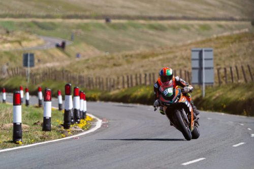 John Skelton mit der Startnummer 56 auf dem Mountain Course der Isle of Man TT 2026 – Newcomers Speed Controlled Lap auf der Bergstrecke mit Leitpfosten