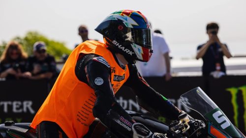 John Skelton Nr 56 bereit zum Start auf seinem Motorrad – Pell Plant Hire Micrometric Silkolene Isle of Man TT 2026 Newcomers Zuschauer im Hintergrund