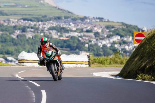 John Skelton Nr 56 Micrometric auf dem Mountain Course mit Blick auf die Kuestenstadt – Isle of Man TT 2026 Newcomers Speed Controlled Lap oranges Motorrad