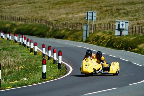 Sidecar Nr 37 Ellum Mannan Joinery SMH Racing auf dem Mountain Course – gelbes Gespann mit Leitpfosten Isle of Man TT 2026 Newcomers Speed Controlled Lap Bergstrecke