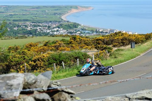 Dunkles Sidecar-Gespann auf dem Mountain Course mit spektakulaerem Kuestenpanorama – Isle of Man TT 2026 Newcomers Speed Controlled Lap Bergabschnitt