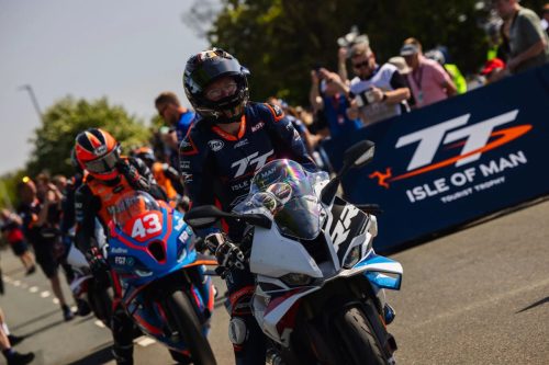 Startaufstellung der Newcomers Speed Controlled Lap bei der Isle of Man TT 2026 – TT-Offizieller auf dem Fuehrungsfahrzeug vor David Montgomery Nr 43
