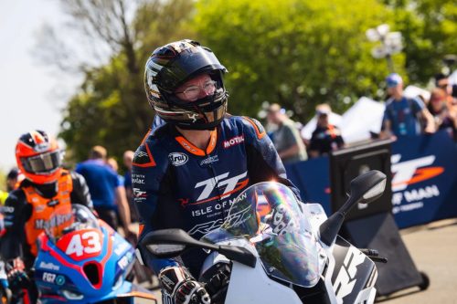Nahaufnahme der Startaufstellung Newcomers Speed Controlled Lap Isle of Man TT 2026 – TT-Offizieller und David Montgomery Nr 43 Mad Bros Racing