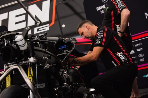 Mechaniker arbeitet an BMW Superbike im TEN Kate Racing Teamzelt – Isle of Man TT 2026 Paddock
