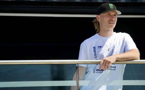 Davey Todd mit Monster Energy Cap und Isle of Man TT Mountain Course T-Shirt an Glasbruestung – Isle of Man TT 2026 Atmosphaere