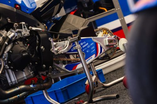Detailansicht der Schwinge und Hinterradaufhaengung einer Honda CBR in blau-weiss-roter Lackierung – Isle of Man TT 2026 Paddock