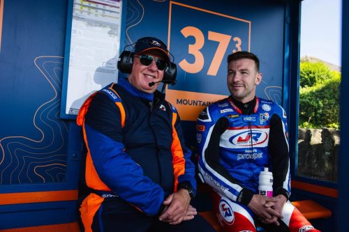 Fahrer in blau-weisser Lederkombi und Teamchef am Mountain Section Timing Point 37.3 – Isle of Man TT 2026