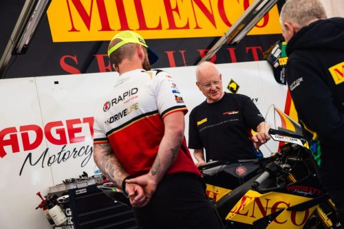 Paddock-Szene bei Padgetts Motorcycles mit Honda in gelb-schwarzer Lackierung und Rapid Honda Team – Isle of Man TT 2026