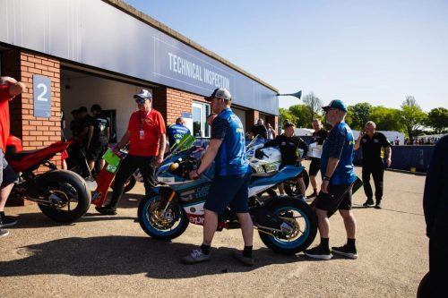 Team bringt Motorrad zur technischen Abnahme bei der Technical Inspection – Isle of Man TT 2026