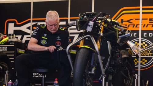 Mechaniker bei Wartungsarbeiten an einer Triumph im KTS Racing Teamzelt – Isle of Man TT 2026 Paddock