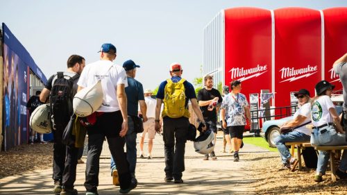 Fans schlendern durch den Paddock an den Milwaukee-Zelten vorbei – Isle of Man TT 2026