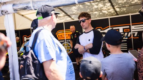 Fahrer im Gespräch mit Fans am KTS-Racing-Zelt im Paddock – Isle of Man TT 2026