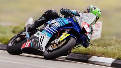 Mike Browne auf der Russell Racing Honda in Schräglage auf dem Mountain Course – Isle of Man TT 2026 Qualifying