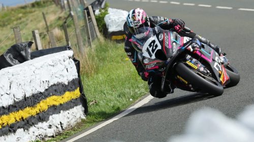 Ian Hutchinson auf der BMW M1000RR in Schräglage am Mountain Course – Isle of Man TT 2026 Superbike Qualifying
