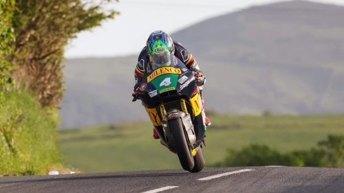 Jamie Coward auf der Milenco by Padgetts Paton im Wheelie vor Bergkulisse – Isle of Man TT 2026 Sportbike Qualifying auf dem Mountain Course