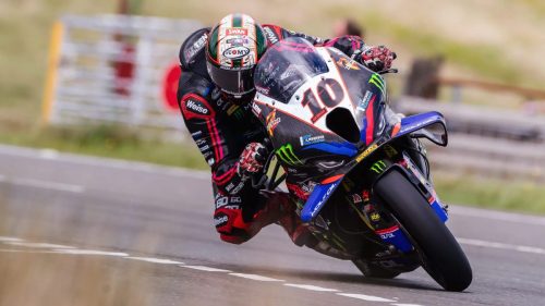 Peter Hickman auf der 8TEN Racing BMW M1000RR in Schräglage – Isle of Man TT 2026 Superbike Qualifying auf dem Mountain Course