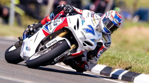 Josh Brookes auf der Uggly and Co Racing Suzuki in Schräglage – Isle of Man TT 2026 Supersport Qualifying auf dem Mountain Course