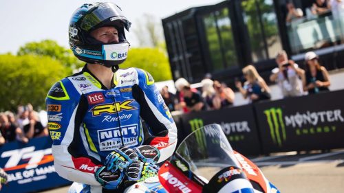 Ian Hutchinson in RK-Racing-Lederkombi im Paddock vor dem Qualifying – Isle of Man TT 2026 Supersport