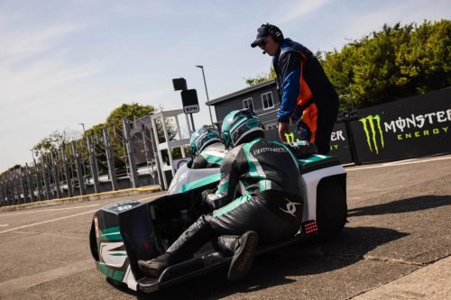 Tim Reeves und Melanie Farnier beim Start des Carl-Cox-Motorsport-Sidecar im Paddock – Isle of Man TT 2026 Qualifying