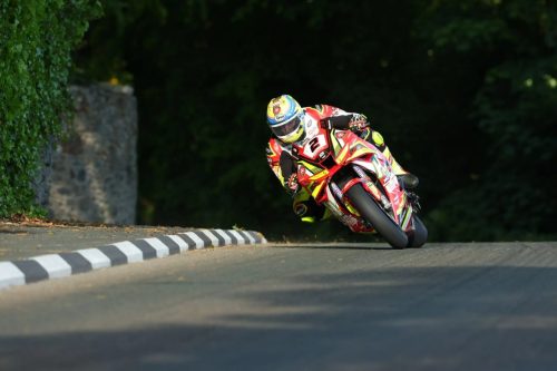 Nathan Harrison auf der Honda HH Motorcycles in Schräglage an Steinmauer mit Hecken – Isle of Man TT 2026 Qualifying