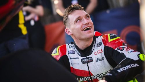 Nathan Harrison Porträt im Paddock lachend in HH Motorcycles Honda Lederkombi – Isle of Man TT 2026 Qualifying