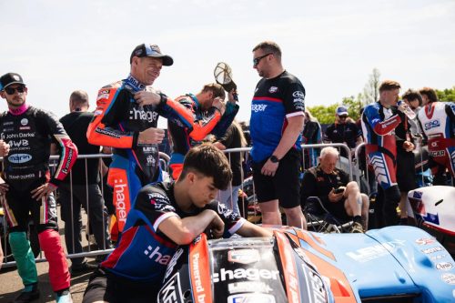 Ben Birchall und Mark Wilkes mit dem Hager-Sidecar im Paddock – Isle of Man TT 2026 Qualifying