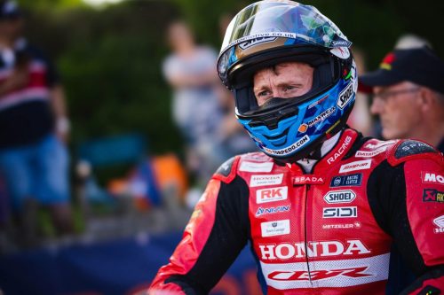Dean Harrison Porträt im Paddock mit blauem Shoei Helm in Honda Racing UK Lederkombi – Isle of Man TT 2026 Qualifying