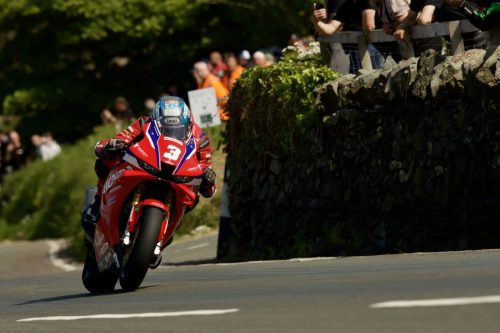 Dean Harrison mit Startnummer 3 auf der roten Honda in Schräglage an Steinmauer mit Zuschauern – Isle of Man TT 2026 Qualifying Superbike