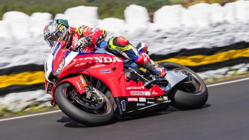 John McGuinness mit Startnummer 1 auf der Honda in Schräglage auf dem Mountain Course – Isle of Man TT 2026 Qualifying