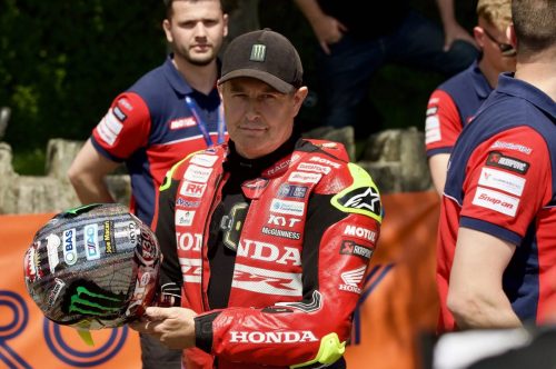 John McGuinness im Paddock mit KYT-Helm in Honda-Racing-UK-Lederkombi – Isle of Man TT 2026 Qualifying